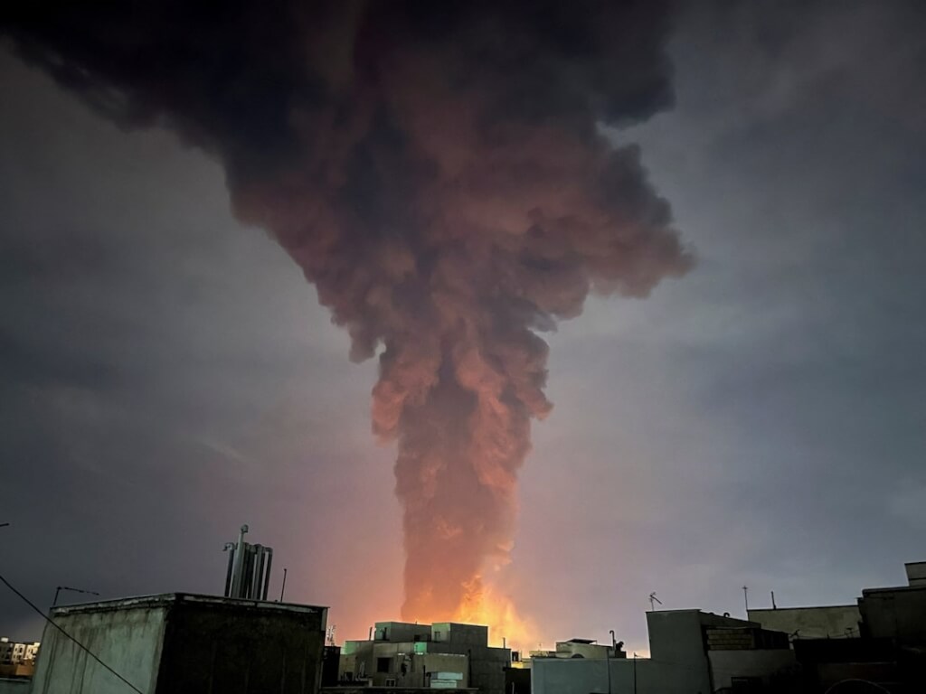 圖為美國、以色列向伊朗發動攻勢，德黑蘭街頭7日竄出濃煙。（West Asia News Agency via 路透社） 圖：中央社提供