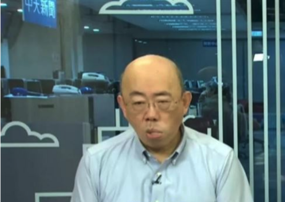 前立委郭正亮25日上節目時，觀眾發現他出現「眼歪嘴斜」的異常狀況。 圖：翻攝自《綠也掀桌》YT