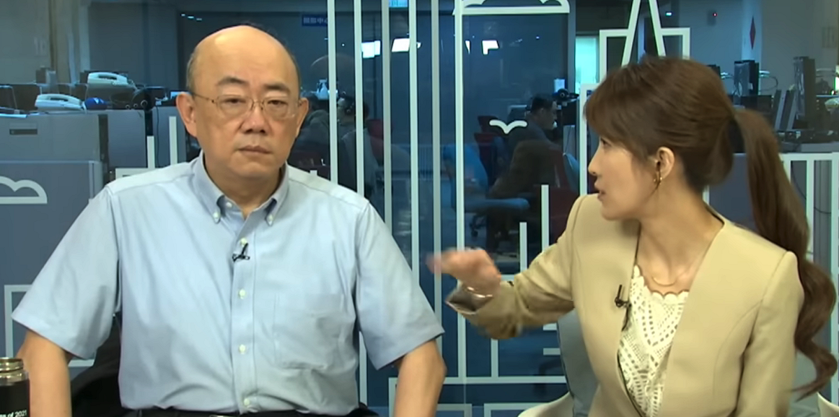 隨著網友留言提醒，主持人李珮瑄也上前關心郭正亮。 圖：翻攝自《綠也掀桌》YT