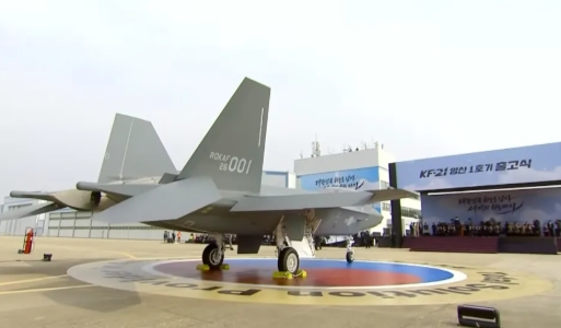 首架 KF-21 量產機是一架雙座型號，垂尾按照韓國空軍現役戰機標準噴塗了「ROKAF 26 001」的字樣。 圖 : 翻攝自觀察者網