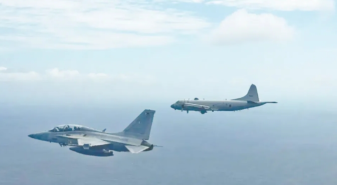 2026年2月，菲律賓戰機(左)與日本巡邏機在巴士海峽附近舉行聯合演習。 圖 : 翻攝自環球網