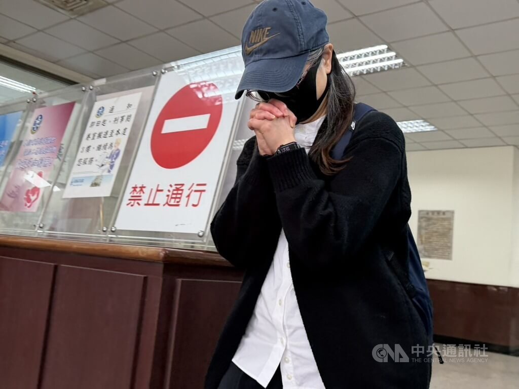 勞發署北分署前分署長謝宜容（圖）被控為廠商量身訂做採購案，一審依貪污圖利等罪判刑4年6月。二審台灣高等法院26日開庭，謝宜容認罪說，沒拿捏好採購案分寸，哭求減刑，庭訊後離開法院。中央社記者劉世怡攝 115年3月26日