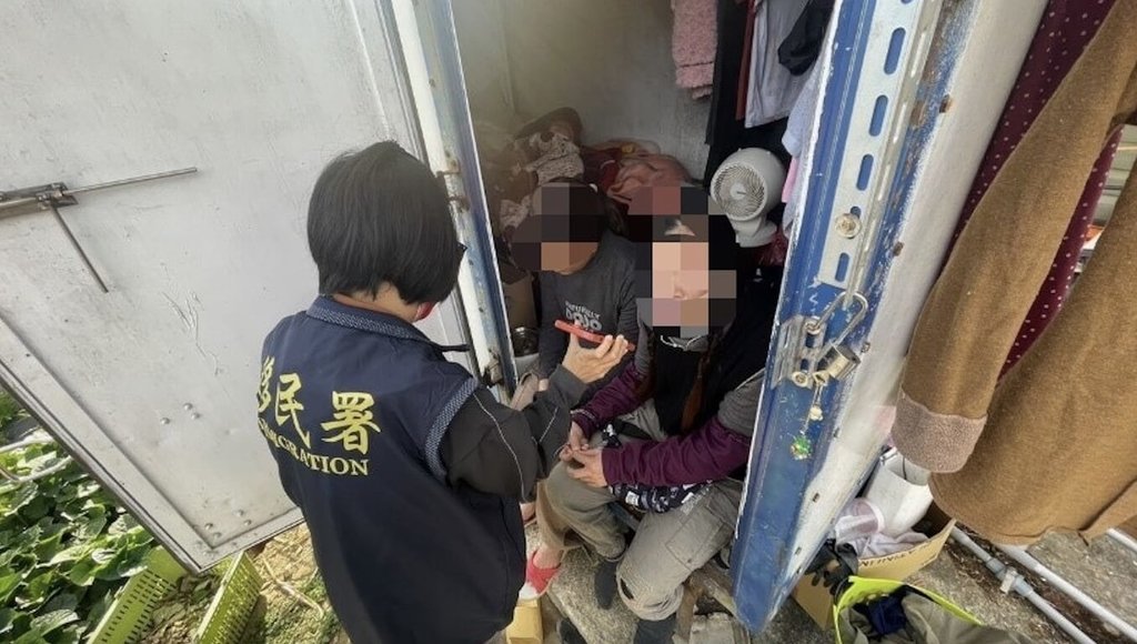 苗栗檢警破獲跨國人口販運的非法仲介集團，涉嫌以農場美女圖吸引泰國籍人士來台非法打工，泰籍人士來台後發現，每天工作16小時並遭苛扣薪資。警方會同移民署逮捕集團14人，並救出7名被害人。（警方提供）中央社記者管瑞平傳真　115年3月26日