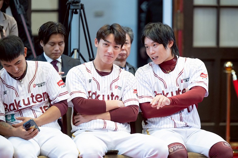 樂天桃猿隊選手，由右至左分別為陳冠宇、陳晨威、林子偉。 圖：總統府提供