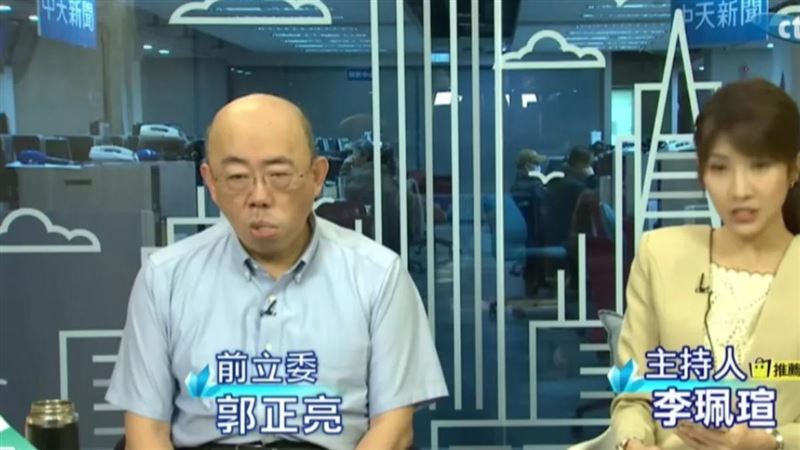 郭正亮25日上直播節目，被觀眾發現似乎「顏面神經失調」。 圖：翻攝自《大新聞大爆卦》節目