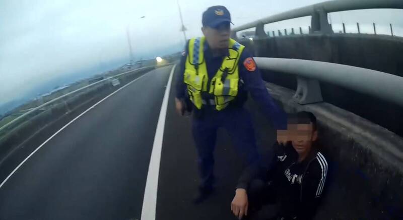 黎姓越南籍逃逸移工，遭攔檢竟在國道上跑給警察追。 圖：警方提供