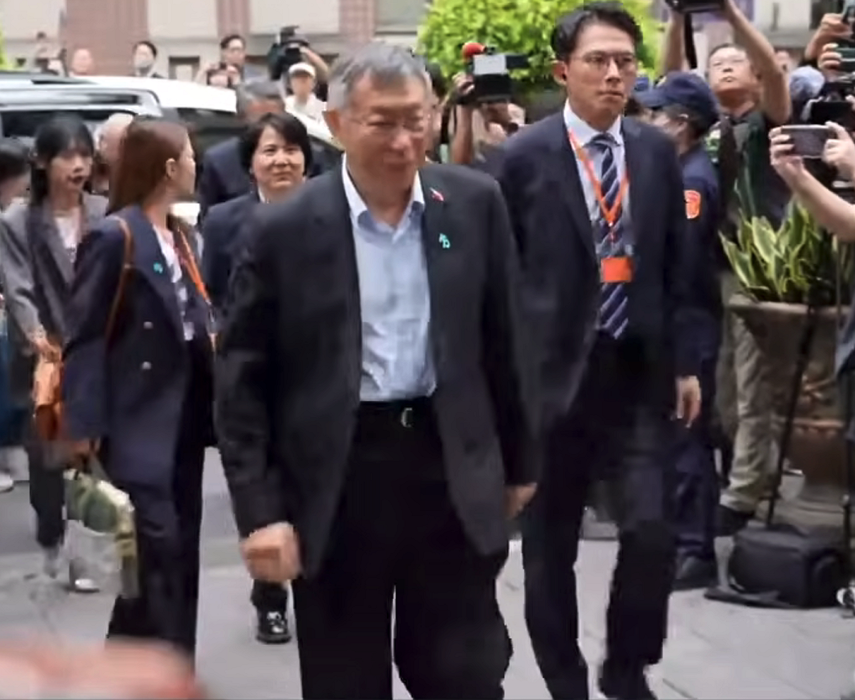 前台北市長柯文哲大約於下午2時20分抵達北院。 圖：翻攝自柯文哲YT