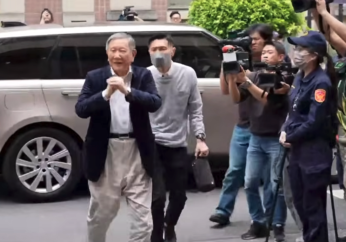 前威京集團主席沈慶京大約於下午2時15分抵達北院。 圖：翻攝自柯文哲YT