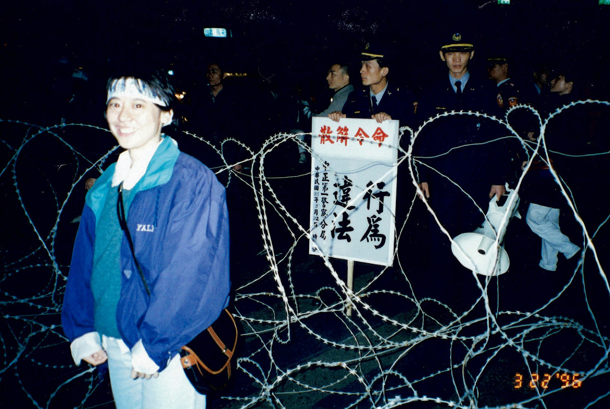 林佳龍說明，照片為1996年3月22日，他與廖婉如回到台灣，在凱道與二二八公園和平點燈，為台灣的民主祈福，當時他為廖婉如拍照，留下這張珍貴的照片。 圖：翻攝自林佳龍臉書