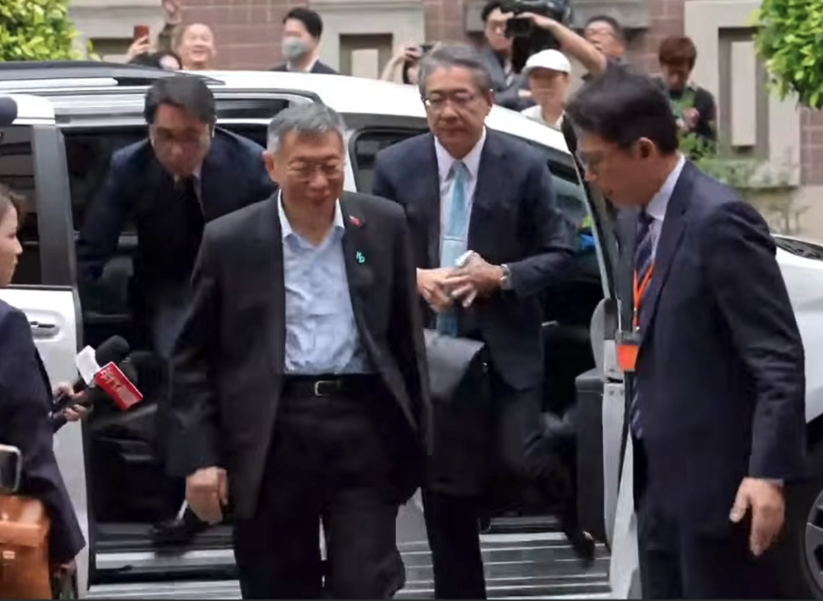 前台北市長柯文哲大約於下午2時20分抵達北院。 圖：翻攝自柯文哲YT