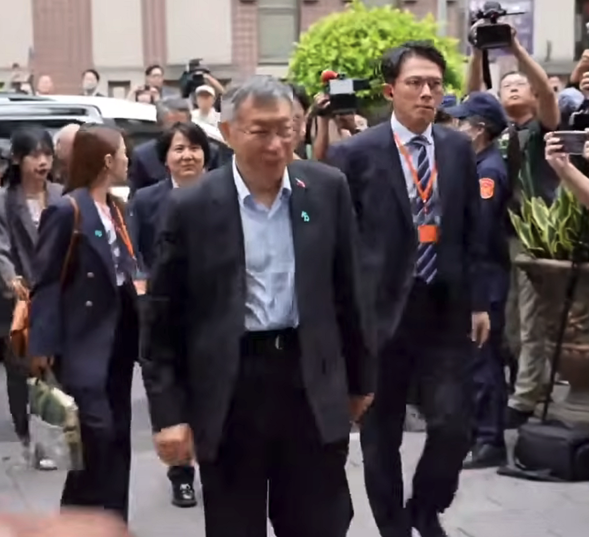 前台北市長柯文哲大約於下午2時20分抵達北院。 圖：翻攝自柯文哲YT