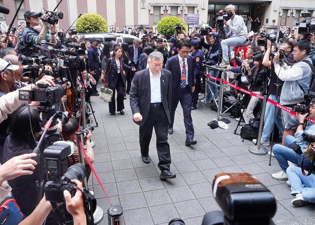 前台北市長柯文哲抵達台北地院。 圖：張良一/攝