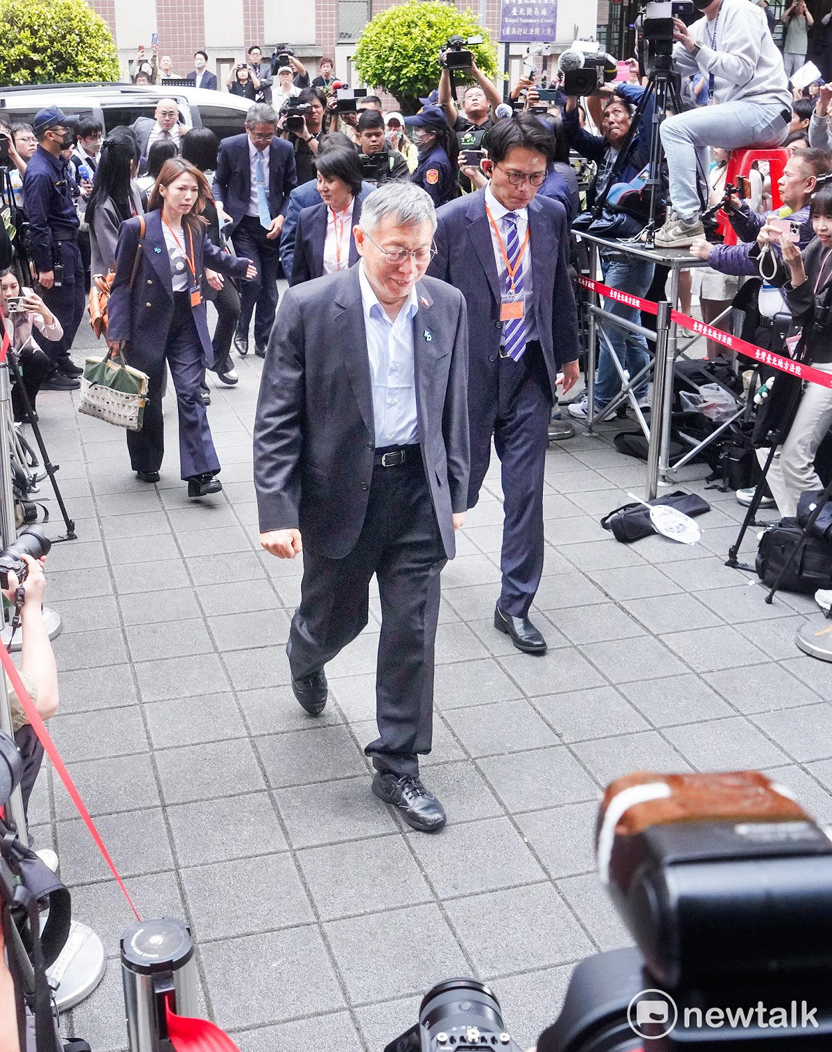 前台北市長柯文哲抵達台北地院。 圖：張良一/攝