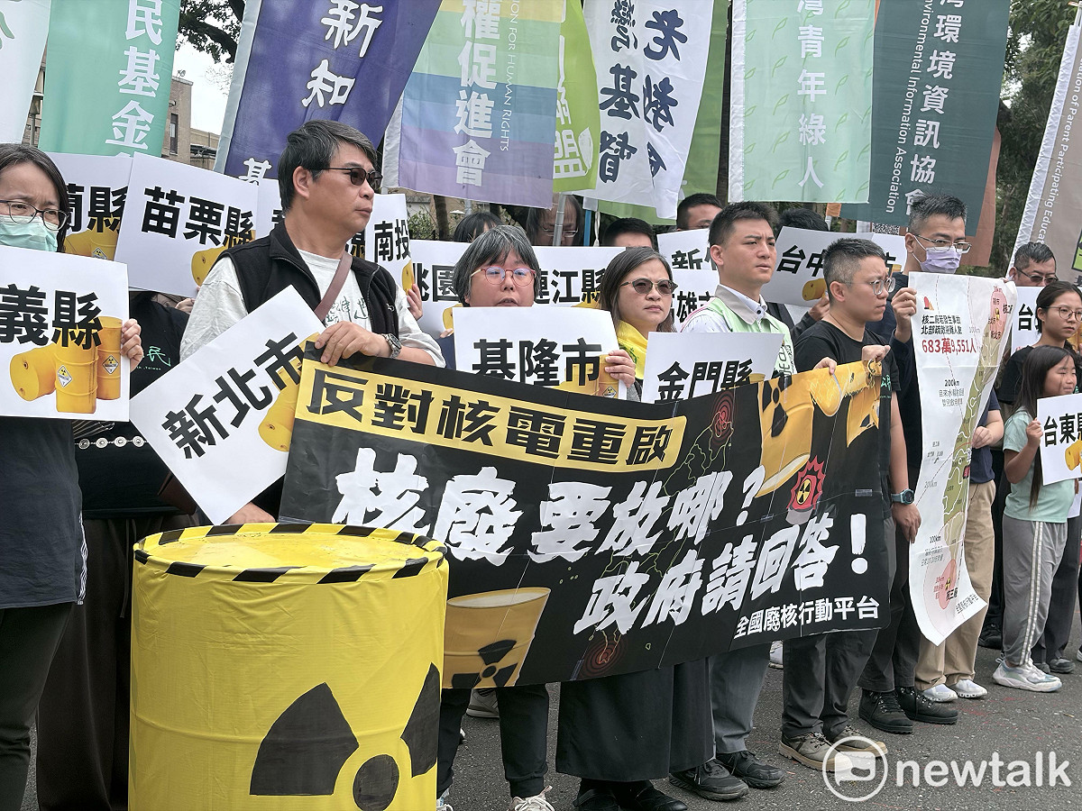 立法院今（14）日將「廢除非核家園」和「安樂死」兩公投案逕付二讀，前者又與核能發電相關，引起多個民間團體反彈。圖為今年3月全國廢核行動平台集結，抗議政府打算重啟已除役的核二、核三廠。 圖：李宣萱/攝(資料照)