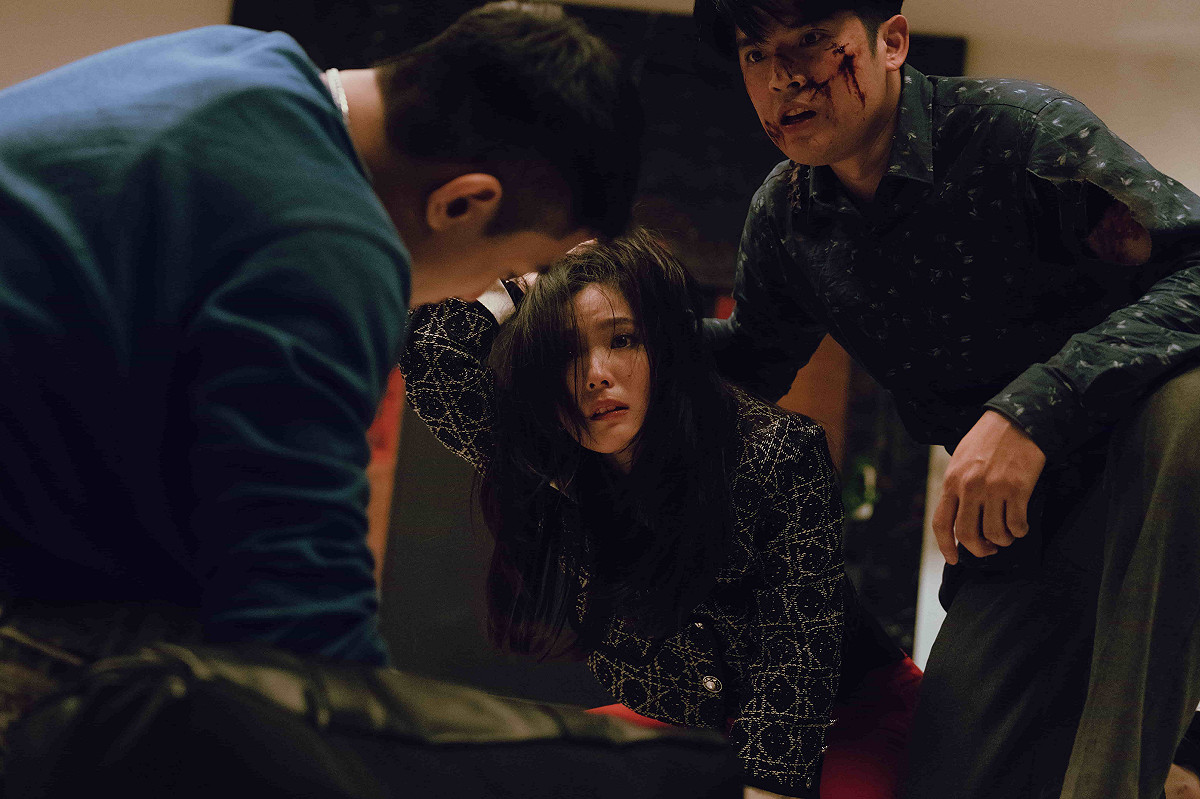 因為恐懼死亡，原本的好朋友開始彼此提防、互相算計。 圖：網銀國際影視／提供