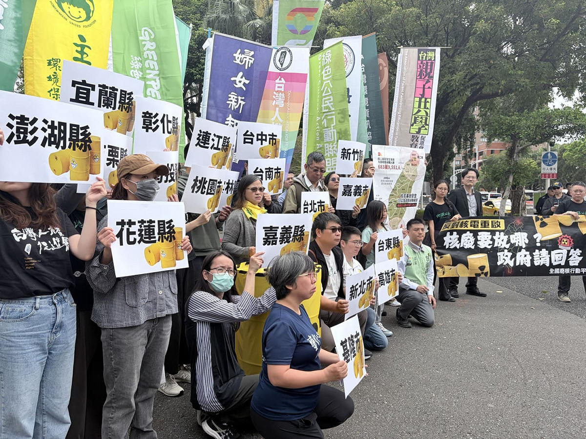「全國廢核行動平台」今（26）日號召民間團體在行政院前集結，針對政府打算重啟已除役的核二、核三廠表達強烈抗議。 圖：李宣萱/攝