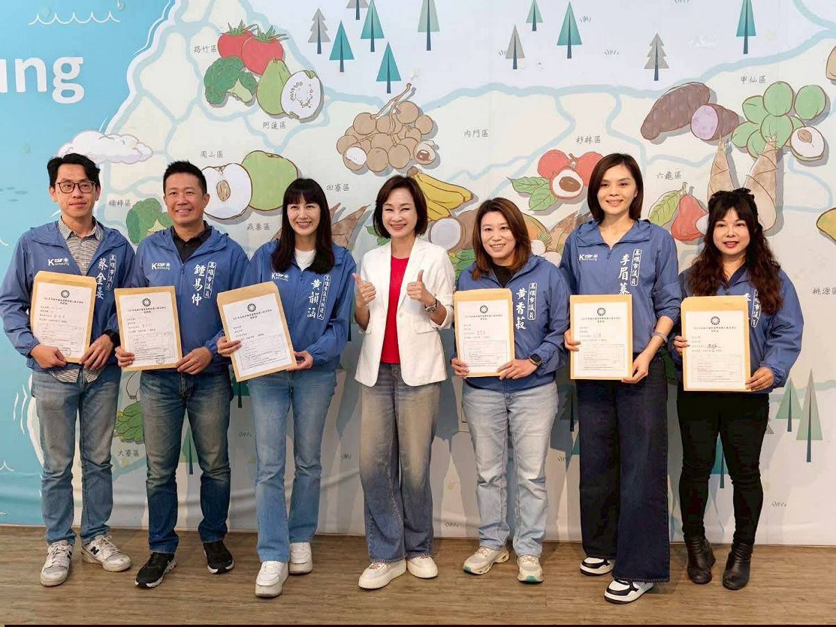 高雄KK政線成員完成黨內提名登記後，與柯志恩(中)合影。 圖：翻攝黃香菽臉書粉專