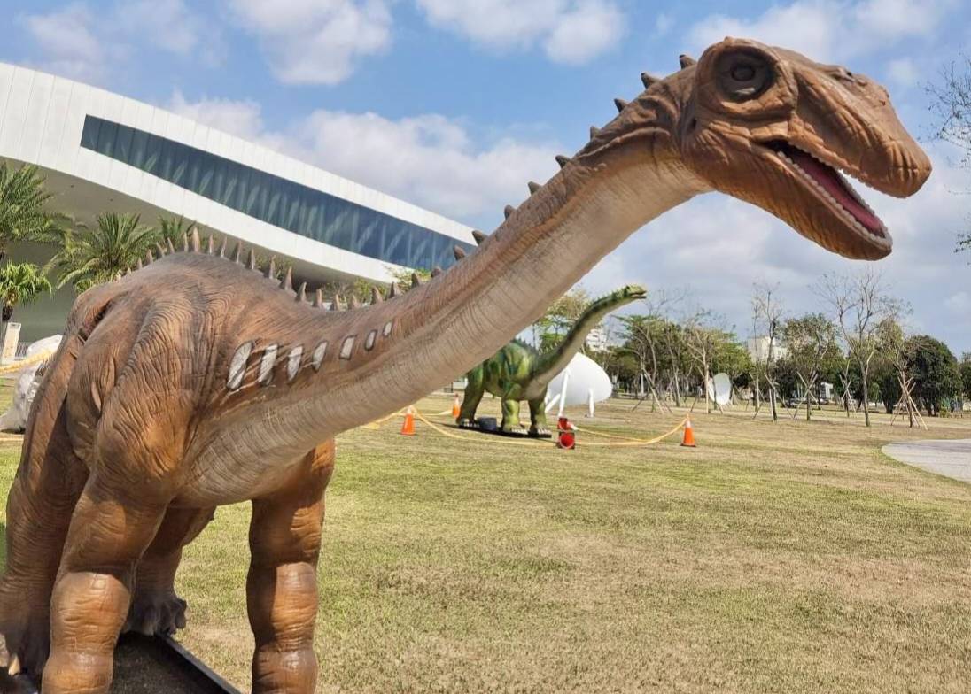 高雄「恐龍酷樂園」兒童節系列活動4/3衛武營登場，目前恐龍裝置設備剛進場進行安裝作業及測試中。 圖：高雄市教育局/提供