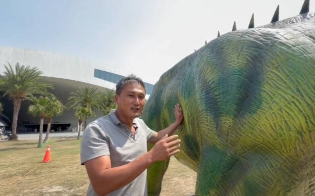 恐龍裝置施作廠商說明現場安裝作業情形。 圖：高雄市教育局/提供