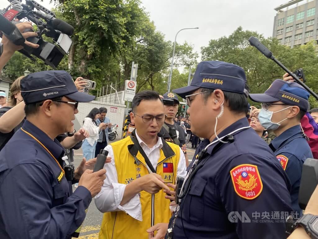 京華城等案一審宣判 場外小草和反對者零星衝突
