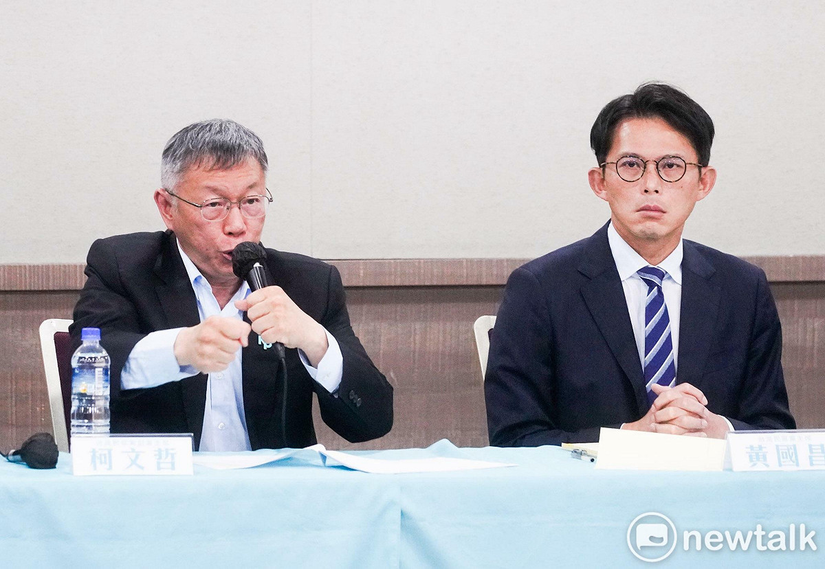民眾黨創黨主席柯文哲（左）、黨主席黃國昌（右）。 圖：張良一 / 攝