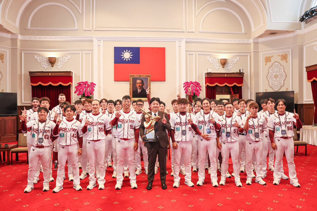 中華職棒2025年總冠軍樂天桃猿隊26日獲得總統賴清德接見，全體帶著冠軍金盃在總統府合影留念。（中職聯盟提供）中央社記者蘇志畬傳真　115年3月26日