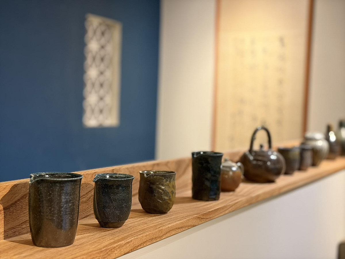 由竹藝大師廖壹男與陶藝家黃柏魁聯袂展出的「忘迹隱竹&amp;白木柴燒」雙人展，現正於台南藝文空間「懷雅文房」展出，展期至3月31日止。 圖：黃博郎／攝