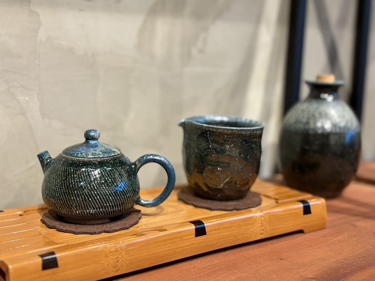 由竹藝大師廖壹男與陶藝家黃柏魁聯袂展出的「忘迹隱竹&amp;白木柴燒」雙人展，現正於台南藝文空間「懷雅文房」展出，展期至3月31日止。 圖：黃博郎／攝