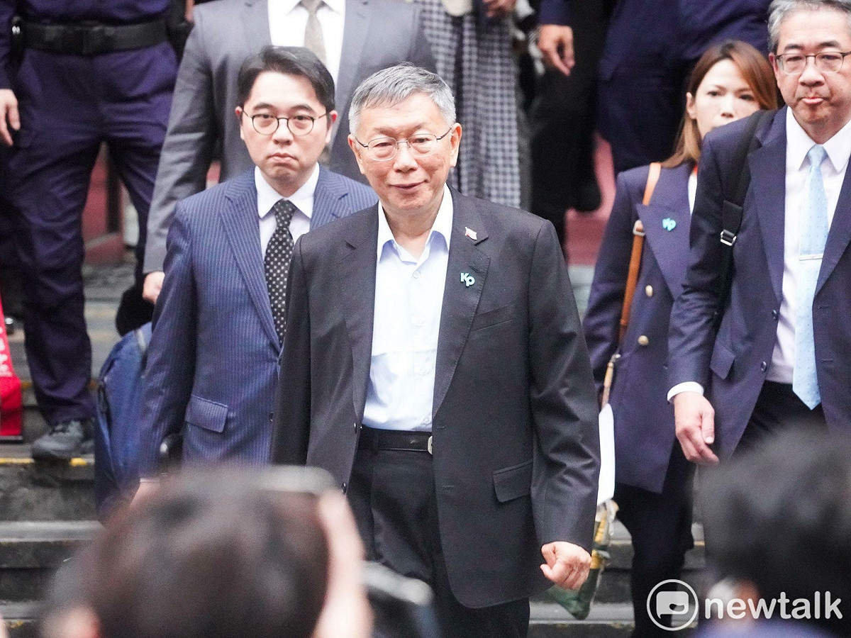 民眾黨創黨主席柯文哲今聽完京華城、政治獻金等案一審判決出爐後，與律師團走出北院。 圖：張良一 / 攝