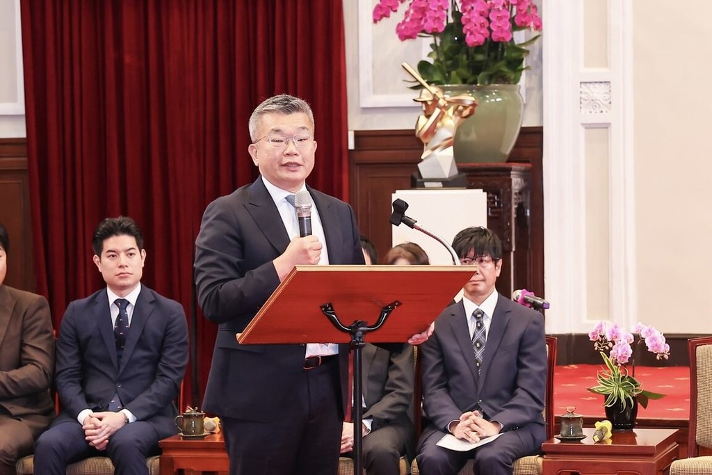 2025年中華職棒聯盟冠軍樂天桃猿隊獲總統賴清德接見，中職會長蔡其昌（前）26日也隨行進入總統府，並發表談話。（中職聯盟提供）中央社記者蘇志畬傳真　115年3月26日