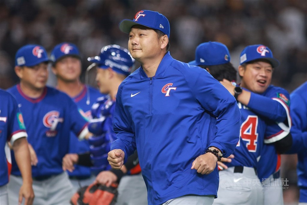 2026世界棒球經典賽（WBC）台灣隊總教練曾豪駒（前）。（中央社檔案照片）