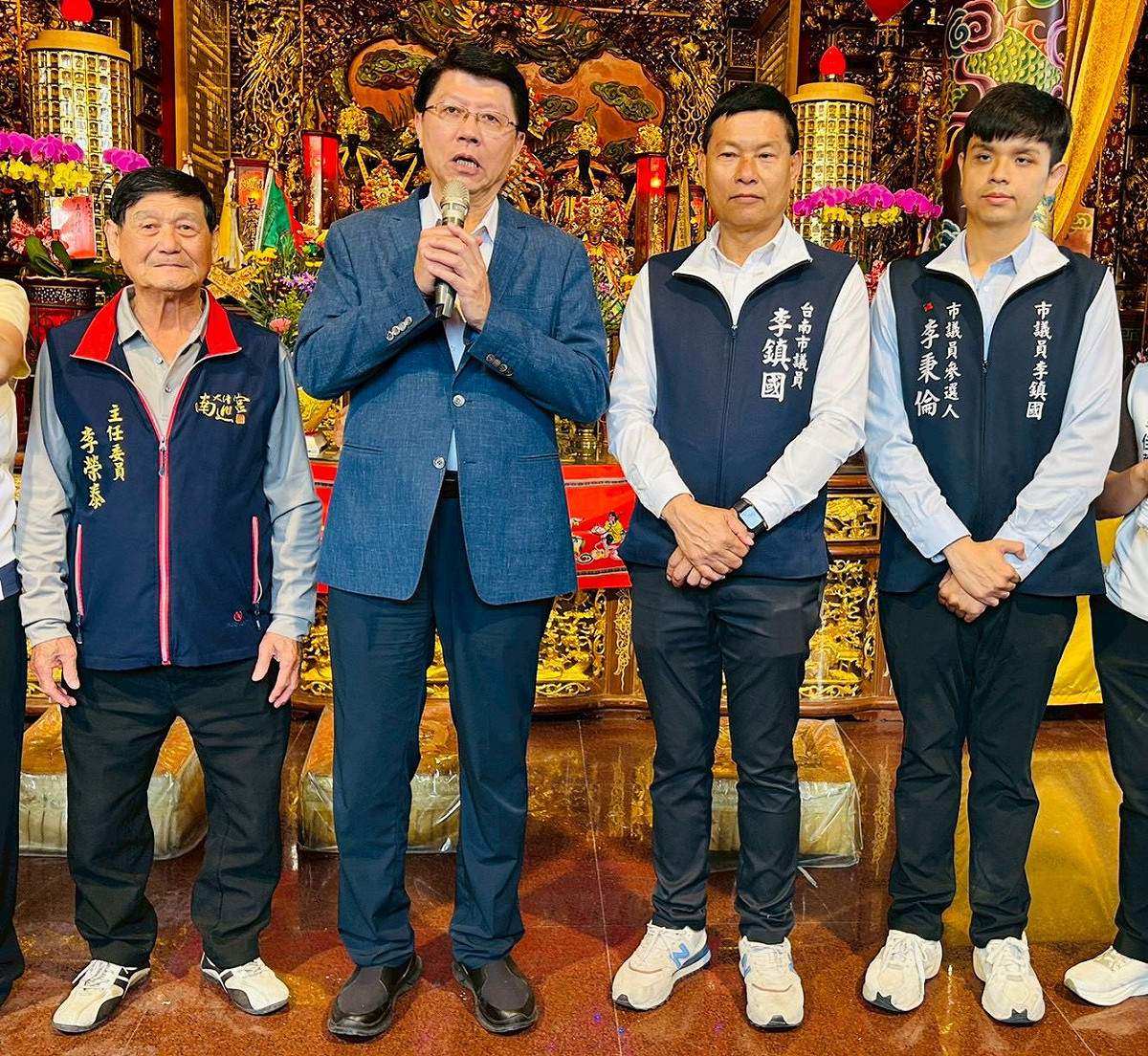 永康區因議長賄選案遭國民黨開除黨籍後改以無黨籍深耕的李鎮國，此次也由擁有台南大學碩士學歷的兒子李秉倫接棒參選。 圖：翻攝李鎮國臉書