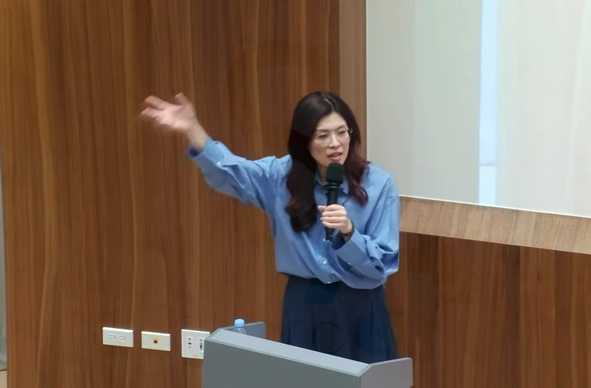 鄭麗文26日晚間前往國立政治大學演講。 圖：取自政大學生會。