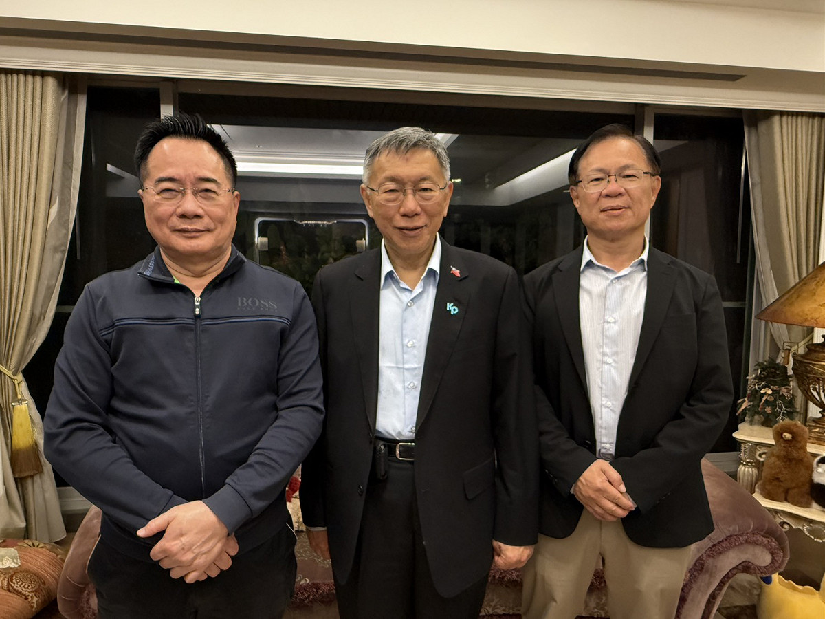 前民眾黨主席柯文哲與前民眾黨立委張啓楷26日晚間赴蔡正元家中拜訪前立委蔡正元。 圖：翻攝自張啓楷臉書