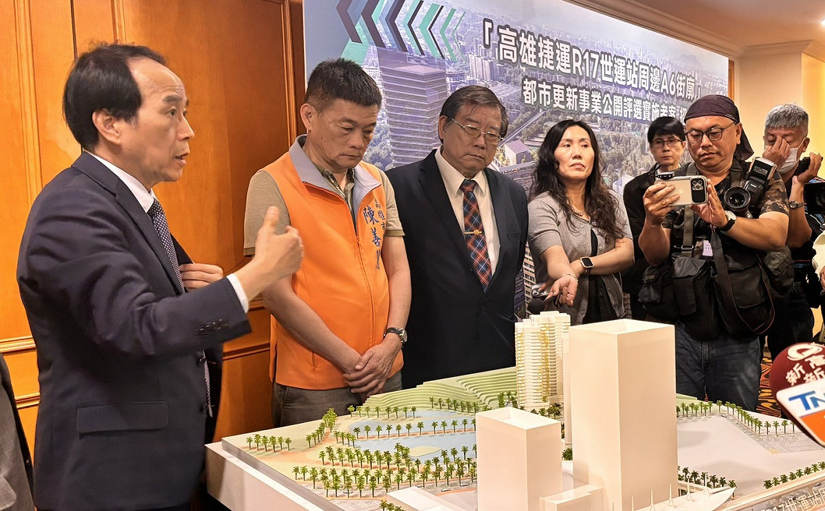 林欽榮(左一)介紹R17世運站東側A6街廓公辦都市更新基地模型。 圖：高雄市都發局/提供