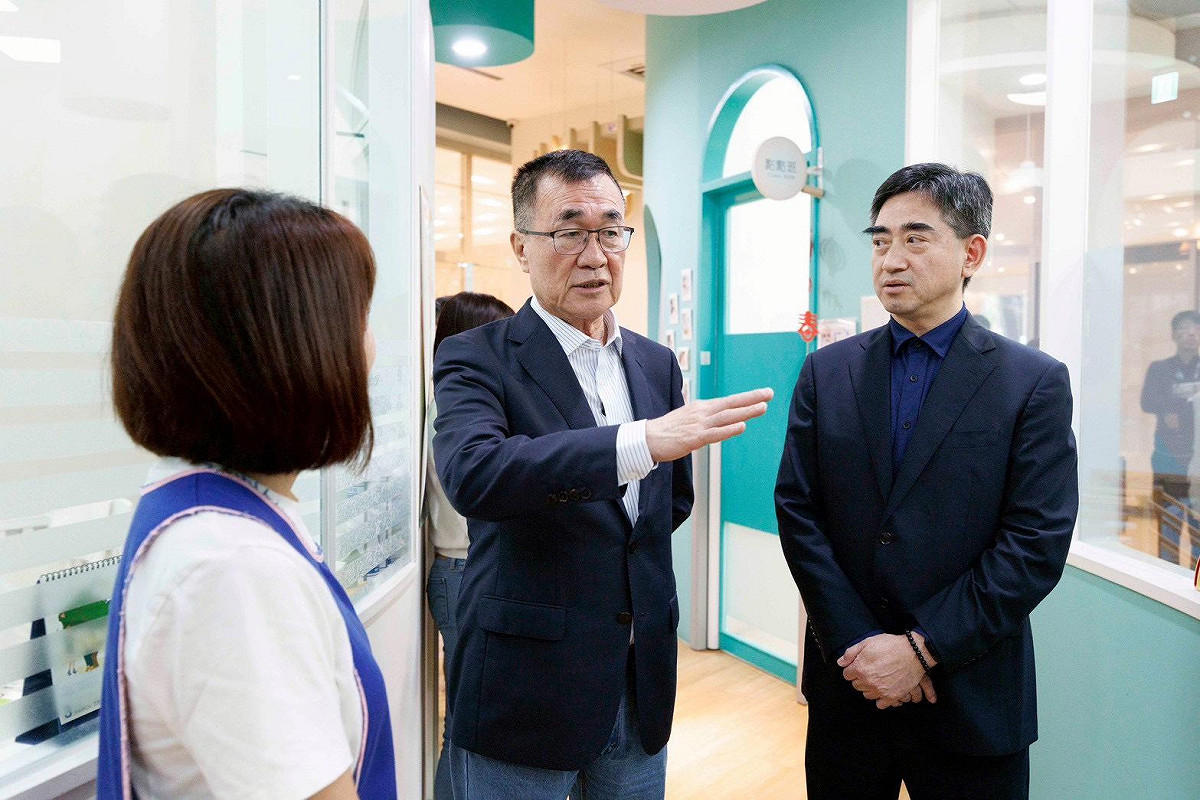 國民黨新北市長參選人李四川參訪企業參訪附設托兒所。 圖：李四川競選辦公室/提供