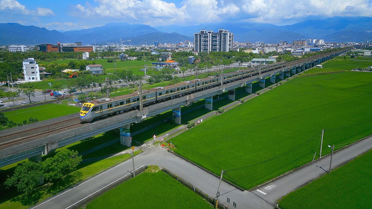 行政院25日已正式核定「宜蘭至羅東鐵路高架化計畫」，總經費501.54億元，中央負擔395億，地方自行負擔57億，全長約15.84公里。 圖：宜蘭縣政府／提供