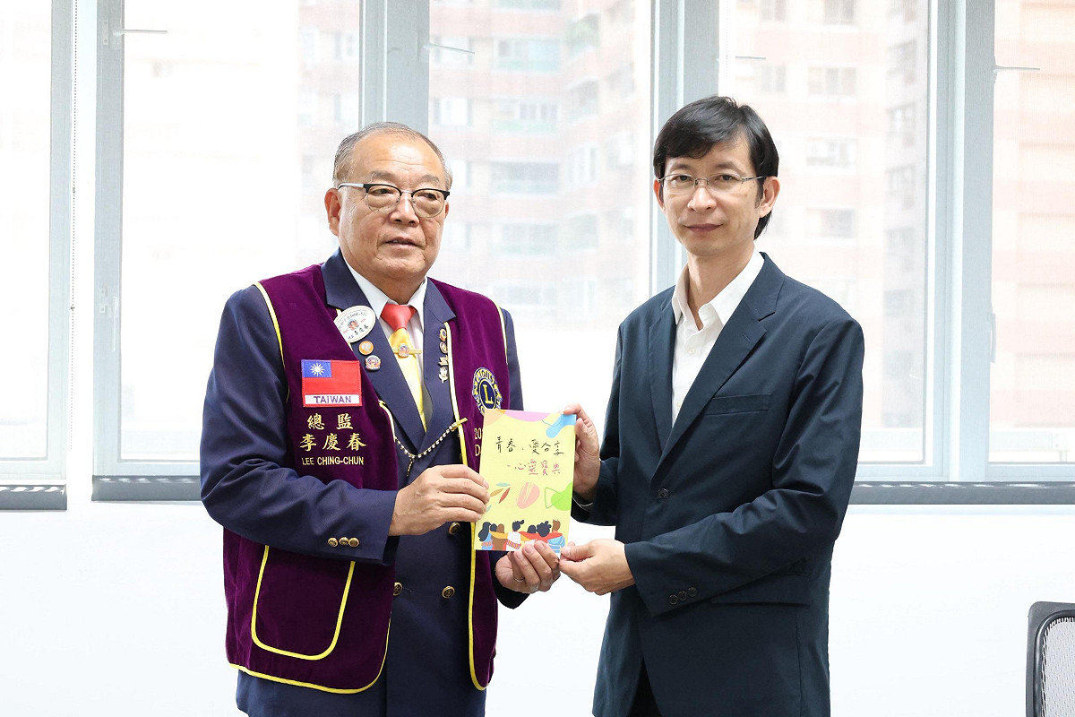 國際獅子會300E-5區總監李慶春(左)代表捐書給教育局，由專委張紋誠(右)代表受贈。 圖：高雄市教育局/提供