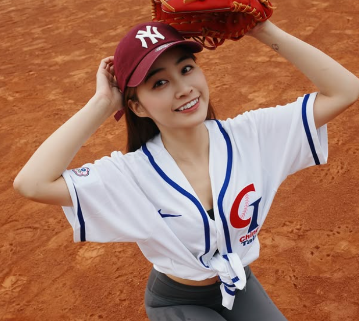 陳伊擁有甜美笑容及活潑性格，被粉絲封為「虎牙甜心」，親民的她時常在社群平台跟粉絲分享生活日常。 圖：翻攝自陳伊IG