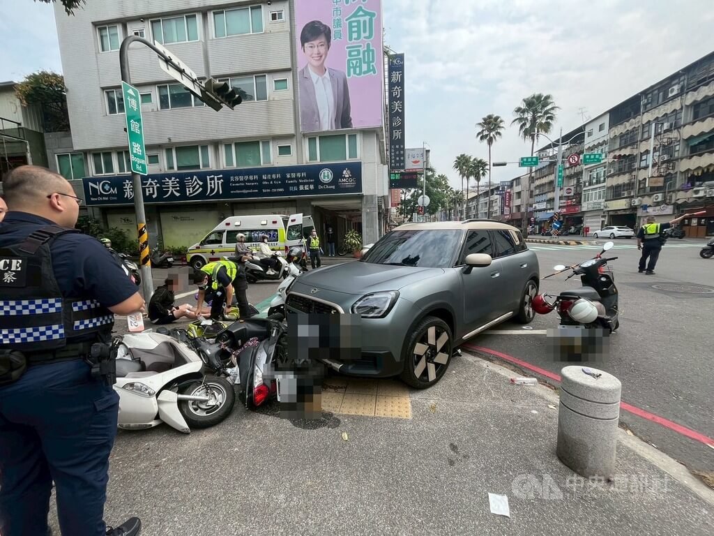 陳姓女子27日上午開車行經台中市西區一處路口要轉彎時，先是碰撞同向直行機車，再失控撞上待轉區內3輛機車，事故共有5人受傷送醫。（翻攝照片）中央社記者蘇木春傳真　115年3月27日