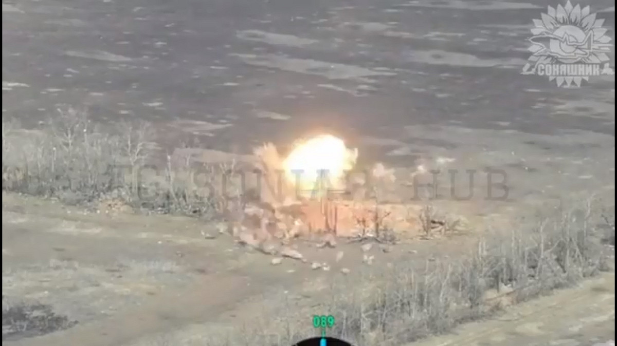 烏軍派遣 F-16 戰機，對前線的俄軍指揮觀察哨發起打擊。 圖：擷取自 @front_ukrainian X 分享影片