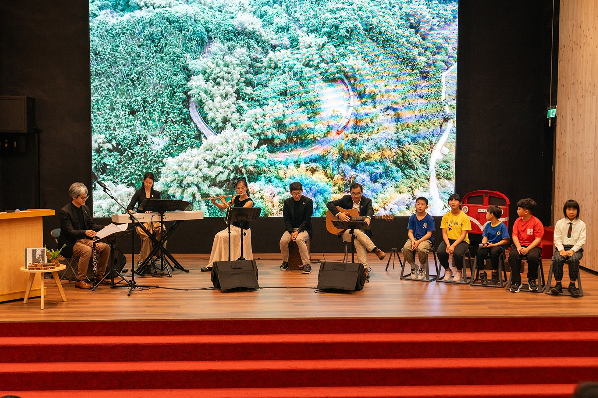 國小孩童與嘉頌重奏團一同參與導覽錄製。 圖：阿里山林業鐵路及文化資產管理處／提供