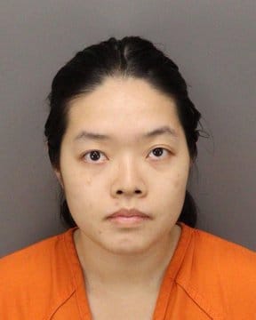 姊姊安瑪莉在逃回中國後，又於當地時間 17 日返回美國並遭到美國警方逮捕。佛州檢方於 26 日公開針對鄭氏姊弟的起訴書，預估姊姊安瑪莉與弟弟阿倫可能分別面臨 30 年與 40 年的監禁。 圖：翻攝自 @jielijian X 帳號