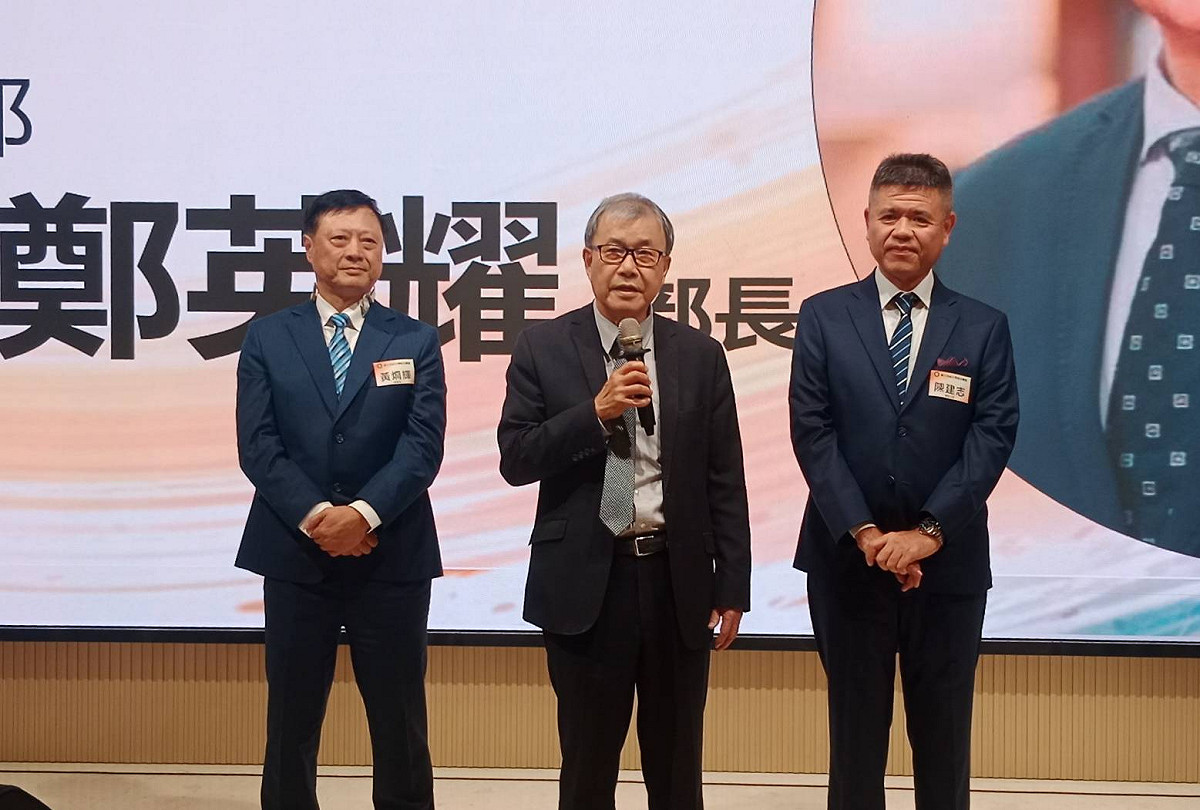 鄭英耀(中)特地「回娘家」見證校友總會交接的歷史時刻。 圖：孫家銘攝