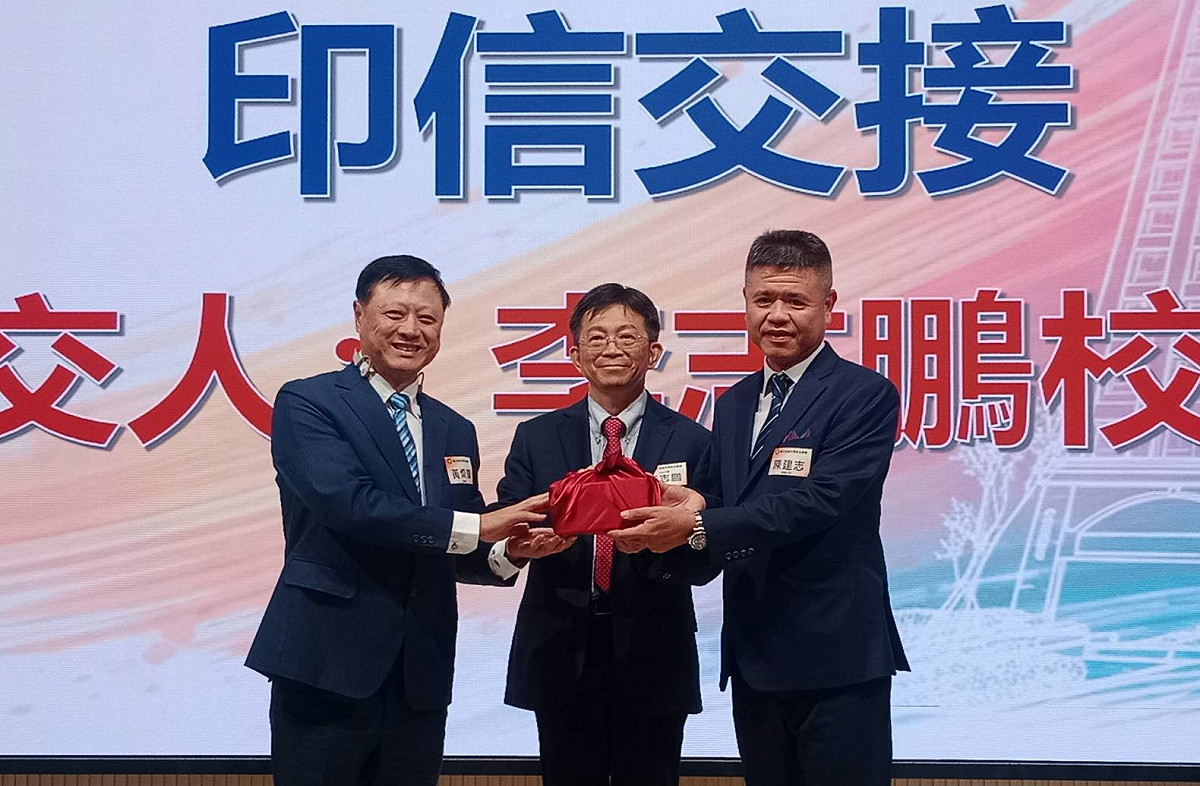 在李志鵬(中)監交下，黃烱輝(左)將理事長印信移交給新任的陳建志(右)。 圖：孫家銘攝