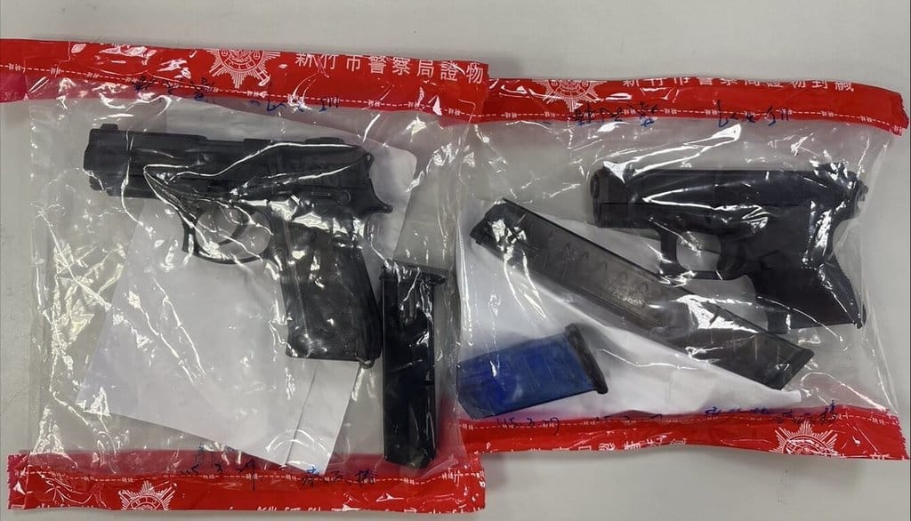 新竹市1名男子疑因感情糾紛，27日晚間持槍前往某當鋪挾持老闆，衝突過程老闆身中4槍，員警獲報趕抵，壓制嫌犯並成功奪槍，當場查扣改造手槍2把、子彈58顆等證物。（警方提供）中央社記者魯鋼駿傳真 115年3月28日