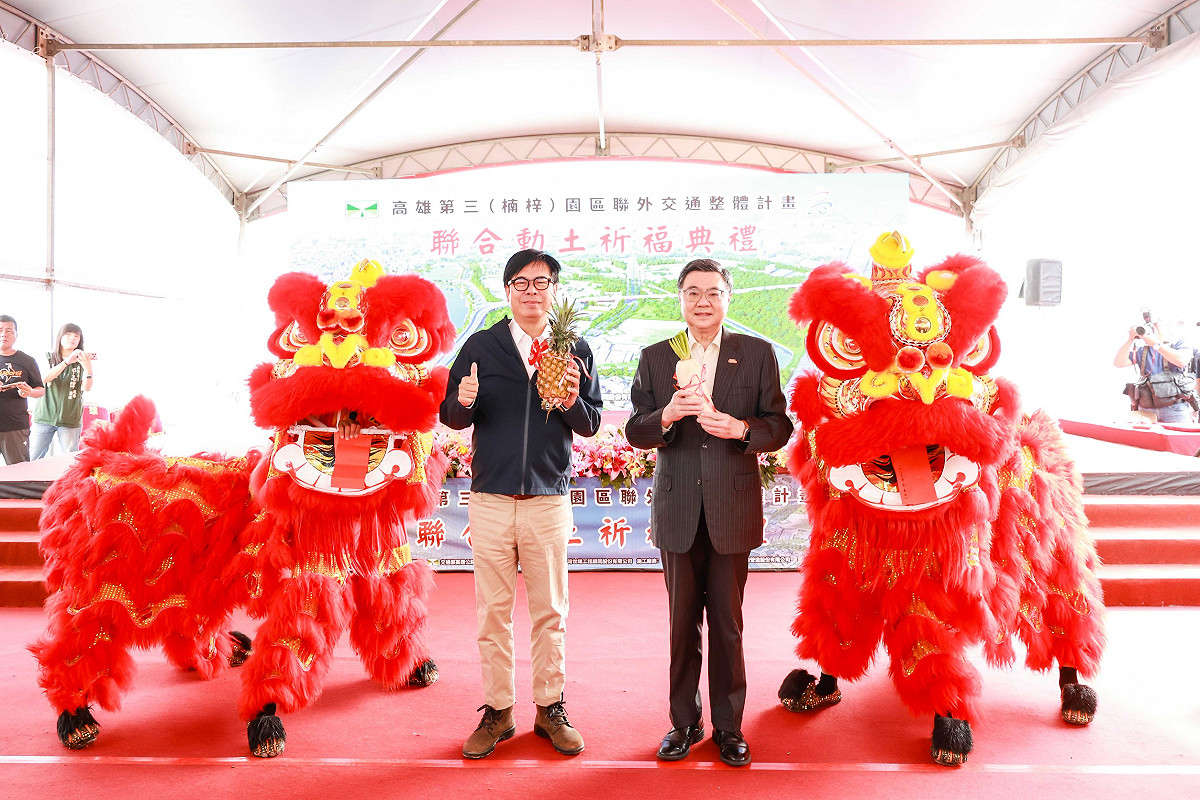 卓榮泰(右)高度肯定陳其邁(左)成功落實全球招商引資，並在國內外積極培育與發掘人才。 圖：高雄市政府/提供