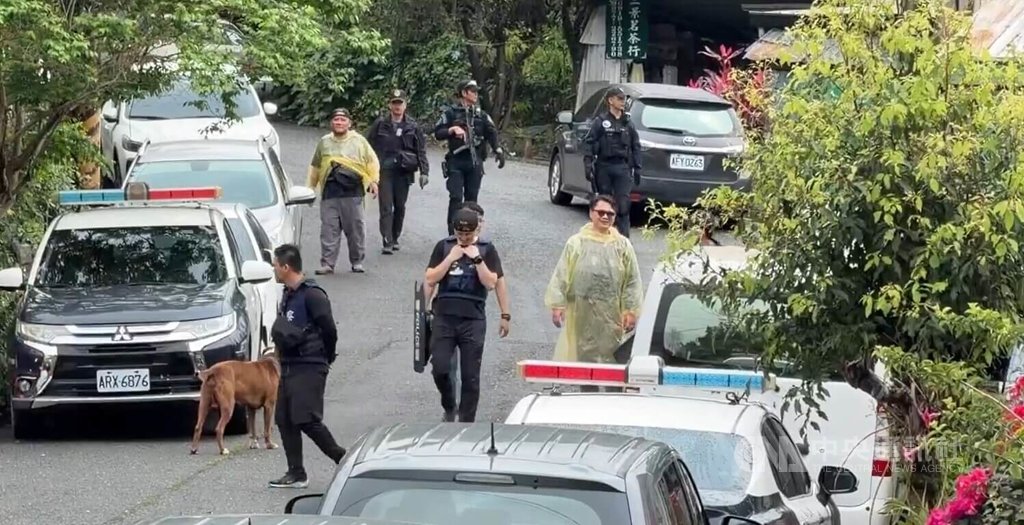 台東縣鹿野鄉永安村往熱氣球場地的馬背聚落，28日晚發生槍響，在戶外聊天的親友，遭人開兩槍，1男子頭部險遭擊中，所幸沒人受傷，警方荷槍實彈搜捕嫌犯。中央社記者盧太城台東攝  115年3月28日