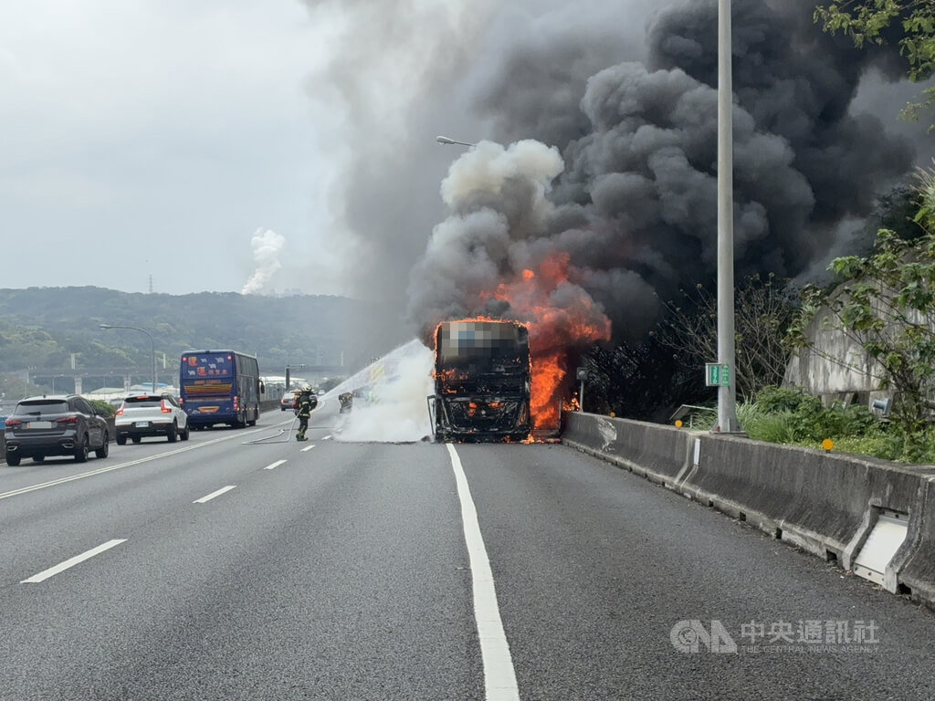 國道1號五楊高架南向45公里處桃園路段，28日中午有遊覽車在行駛中起火，司機緊急停靠路邊疏散24名乘客。（翻攝照片）中央社記者葉臻傳真 115年3月28日