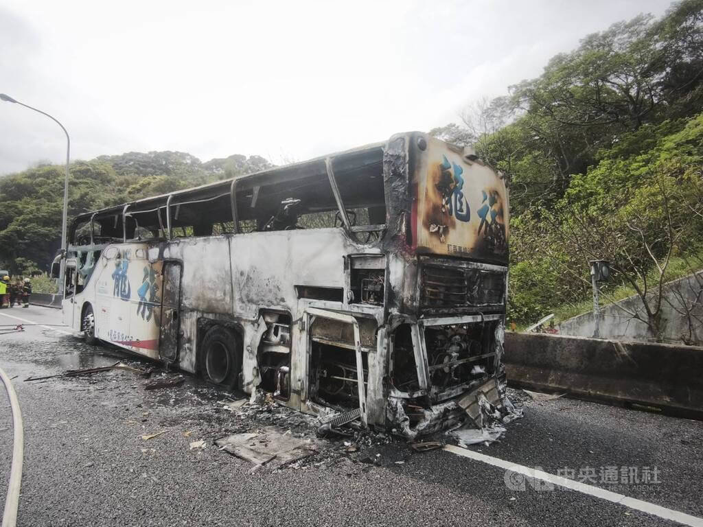 國道1號五楊高架南向45公里處桃園路段，28日中午有遊覽車在行駛中起火，司機緊急停靠路邊疏散24名乘客，火勢已撲滅。（翻攝照片）中央社記者葉臻傳真 115年3月28日